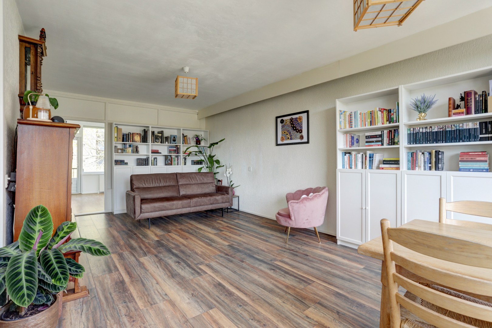 Instapklaar 3- (voorheen 4) kamer appartement op de 2e etage met moderne keuken met kookeiland, 2 balkons, 2 riante slaapkamers, moderne badkamer en gelegen op eigen grond! 