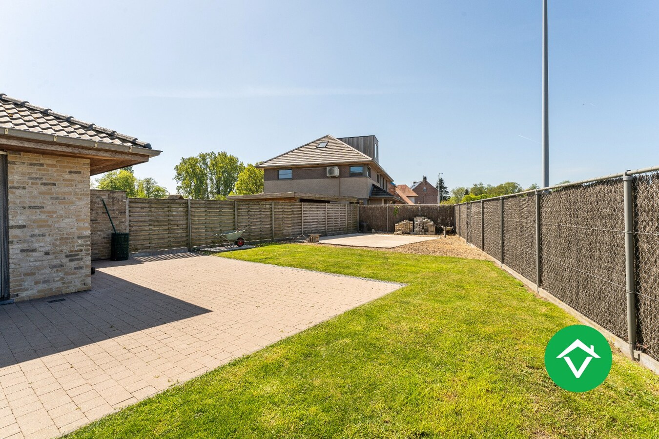 Recente woning (2011) met 3 slaapkamers, inpandige garage en vergezichten te Koekelare 