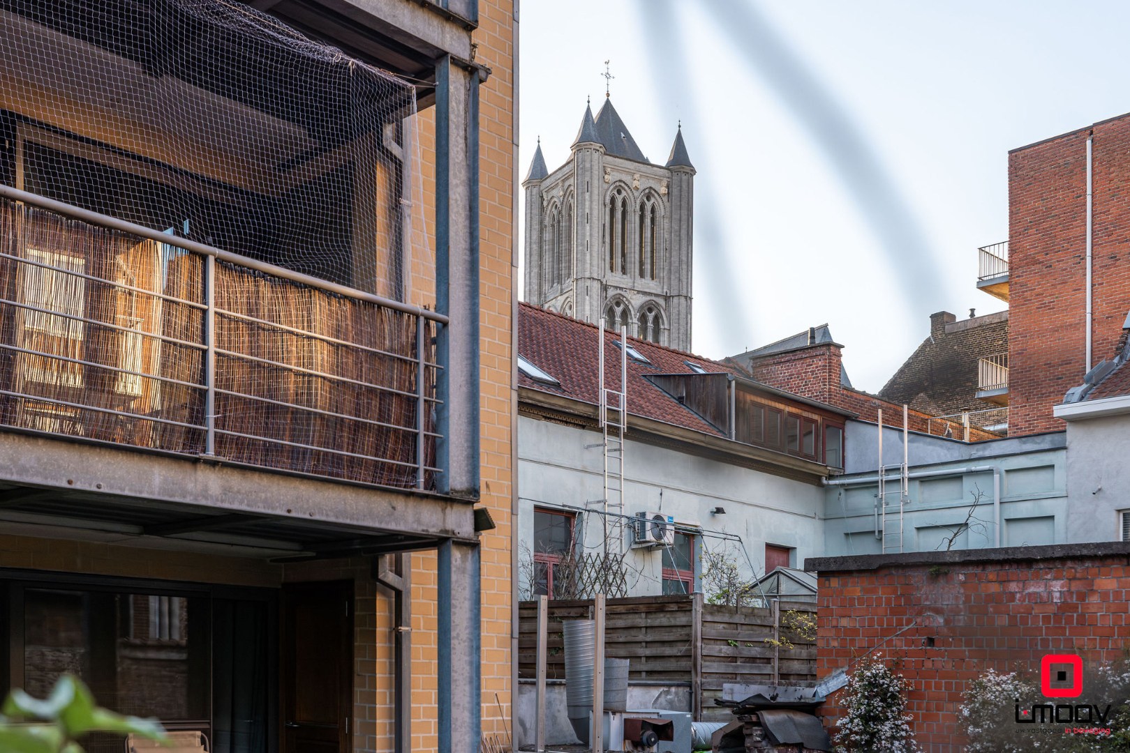 Ruim en lichtrijk appartement met uitzonderlijk terras en autostaanplaats in hartje Gent 