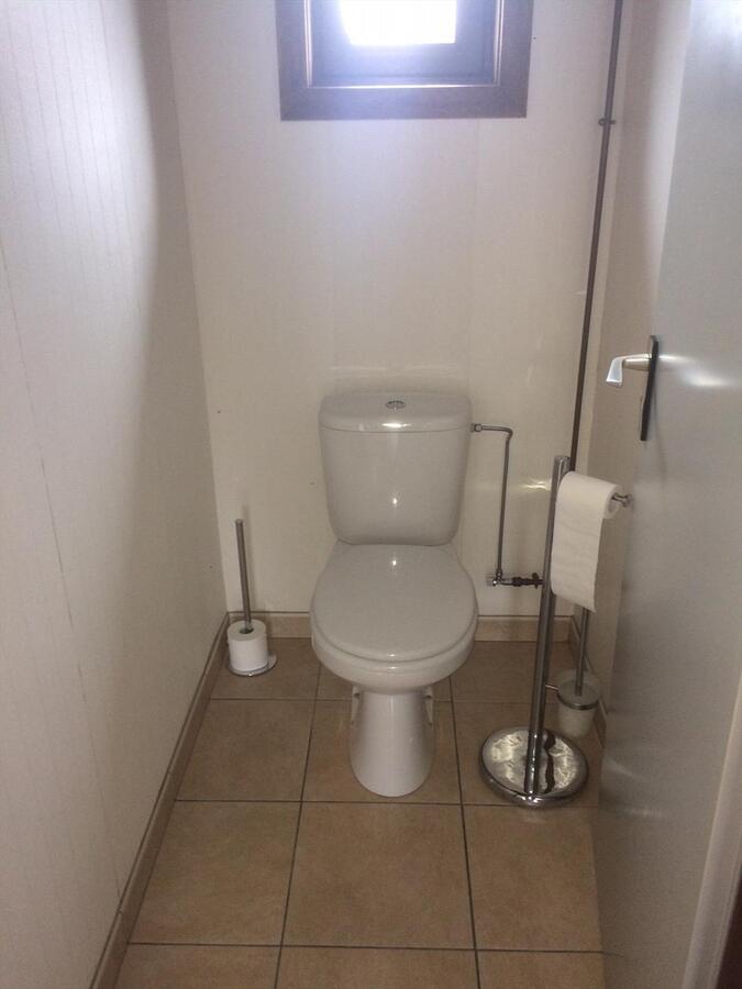 Rustig gelegen gelijkvloerse halfopen woning met 2 slpk's + dubbele garage 