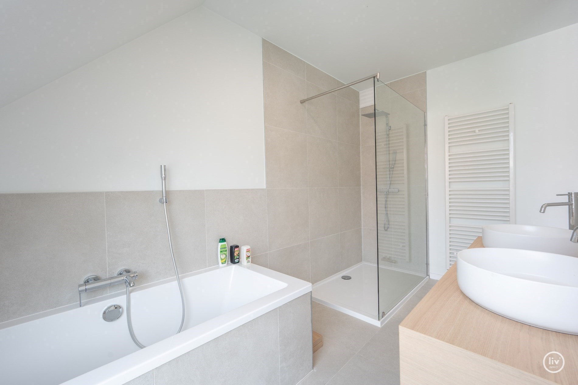 GEMEUBELD - Prachtig, ruime en tevens récente triplex (199 m2) in een zijstraat van de lippenslaan vlakbij de zeedijk te Knokke. 