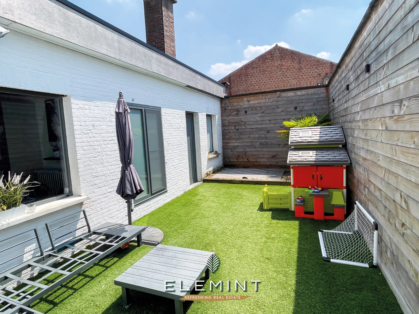 Klassevol en luxueus gerenoveerde hoekwoning op wandelafstand centrum Zwevegem 