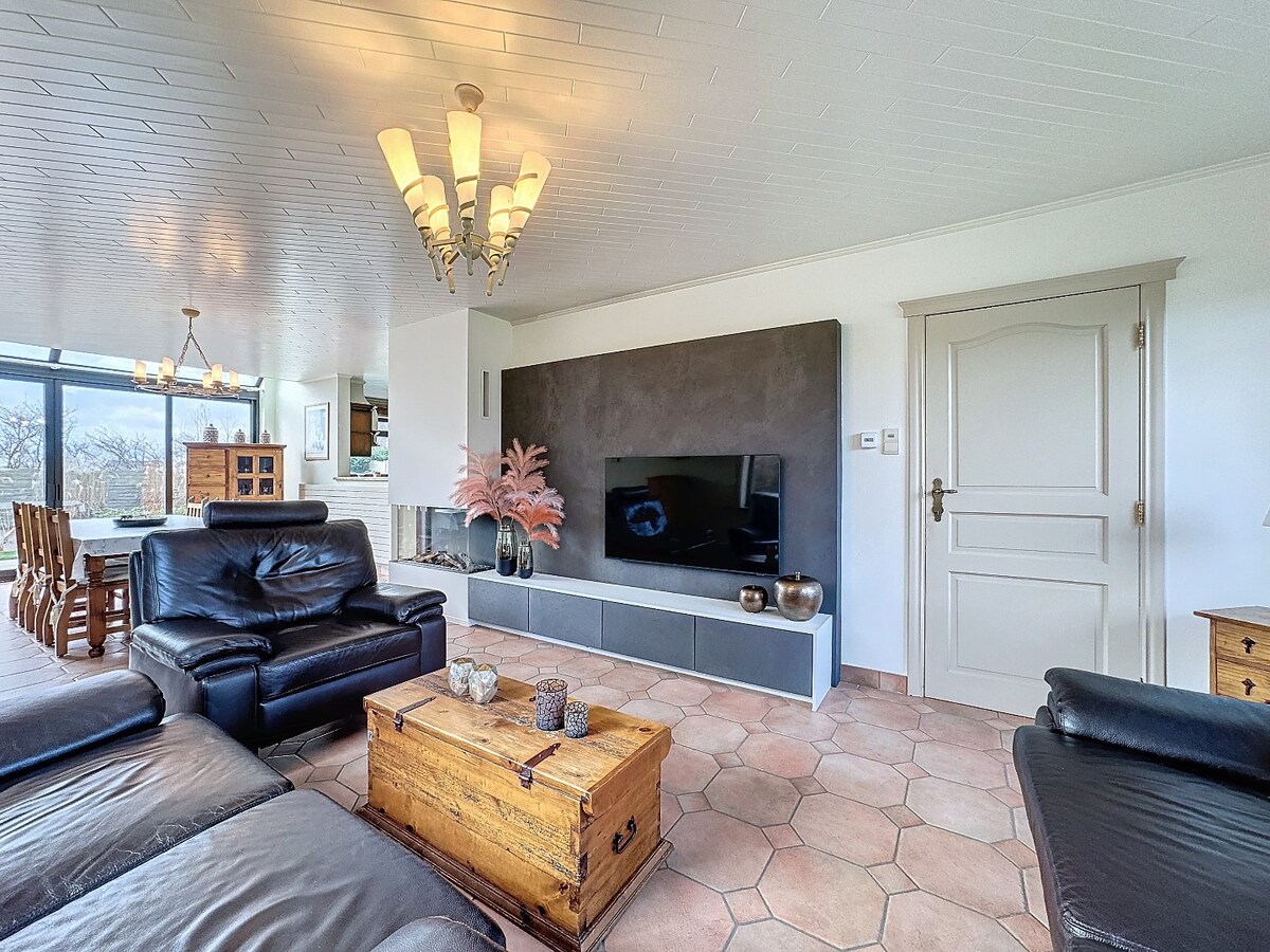 Ruime open bebouwing in landelijke stijl te Zottegem 