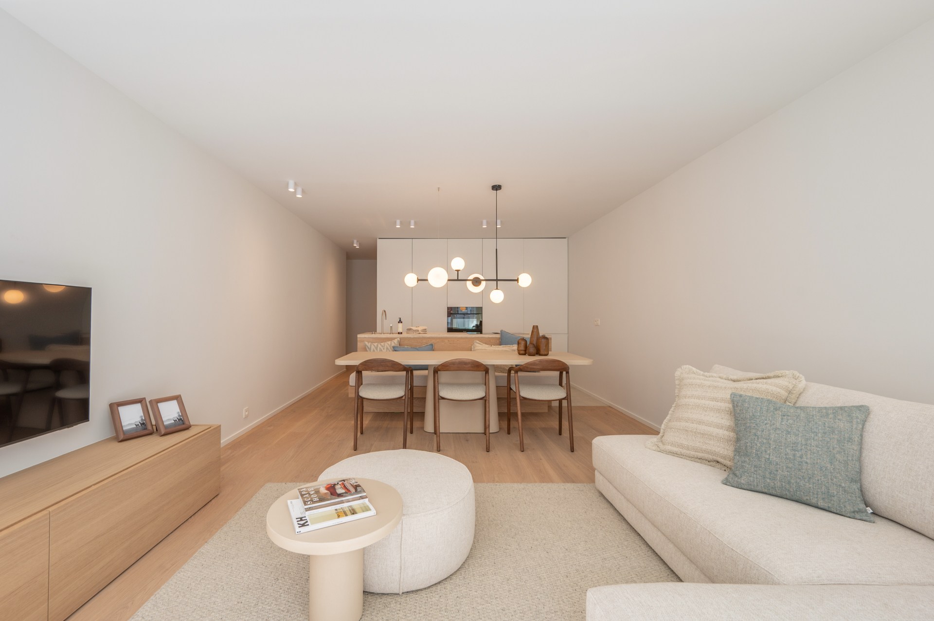 Appartement rénové de haut standing situé du côté ouest avec vue latérale sur la mer. 