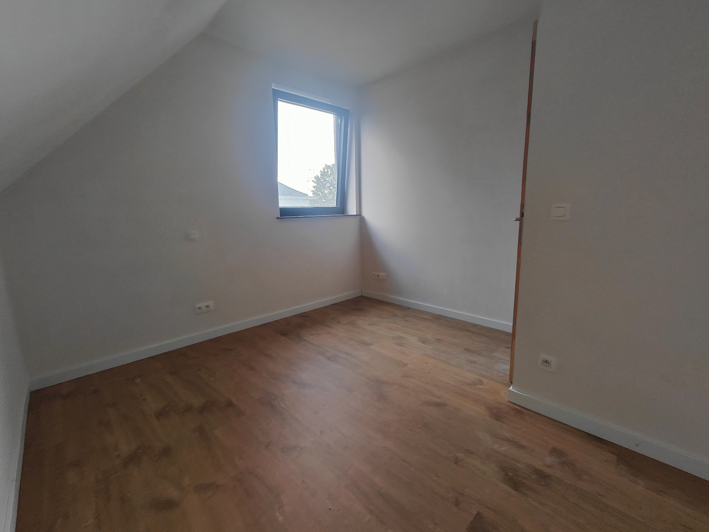 Afgewerkte woning met 3 slaapkamers &amp; ruim zonnig terras + autostaanplaats en berging 