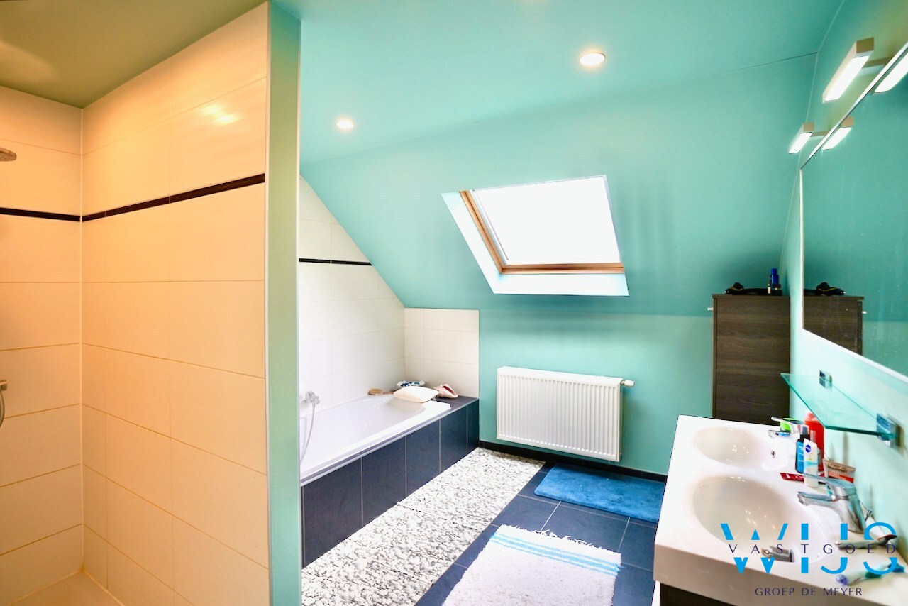 Instapklare halfopen bebouwing in rustige, kindvriendelijke woonwijk ! 