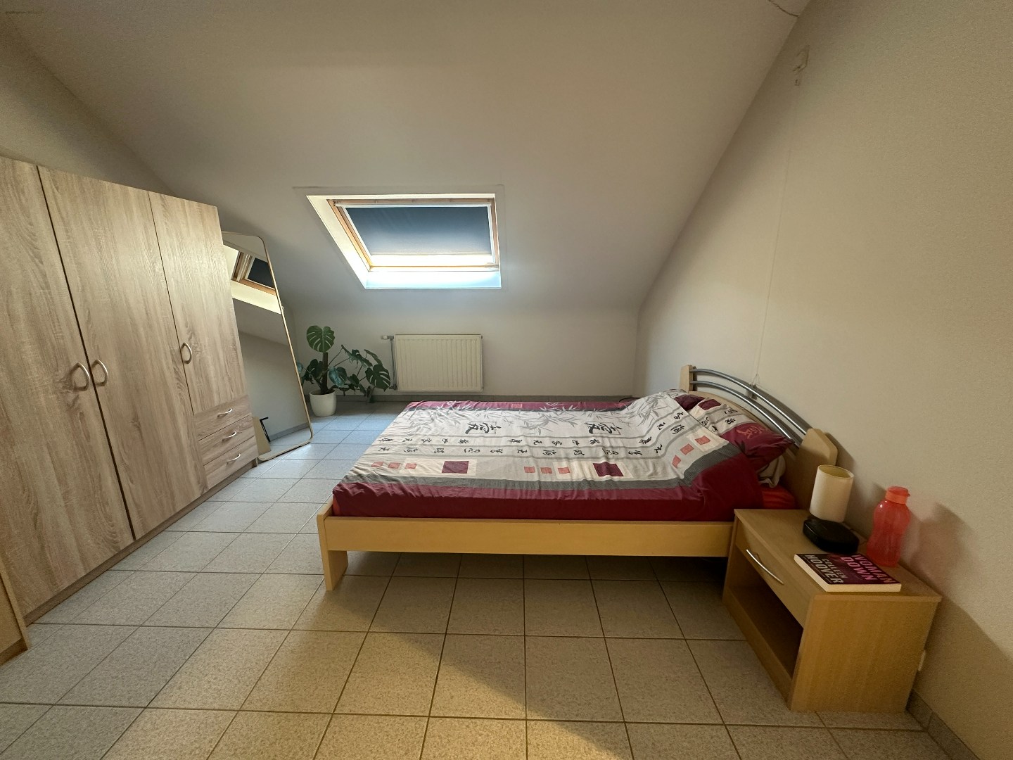 Ruim appartement met 3 slpk, terrasje en autostaanplaats, Eernegem. 