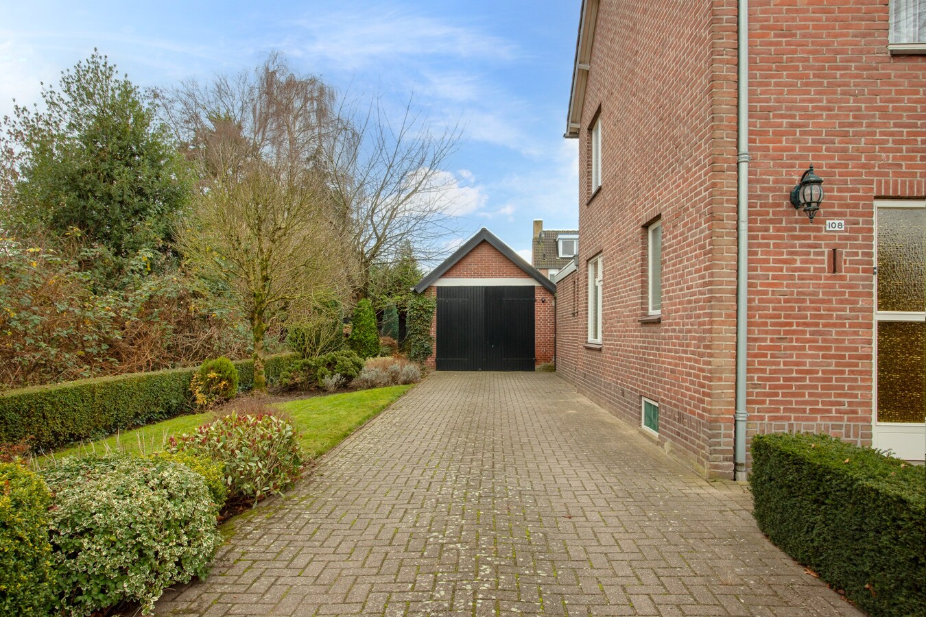 Halfvrijstaand woonhuis met garage gelegen op een royaal perceel van 460 m2. 