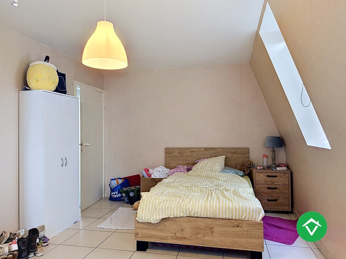 Instapklaar dakappartement met 4 slaapkamers, 2 terrassen en autostaanplaats te Roeselare (160m²) 