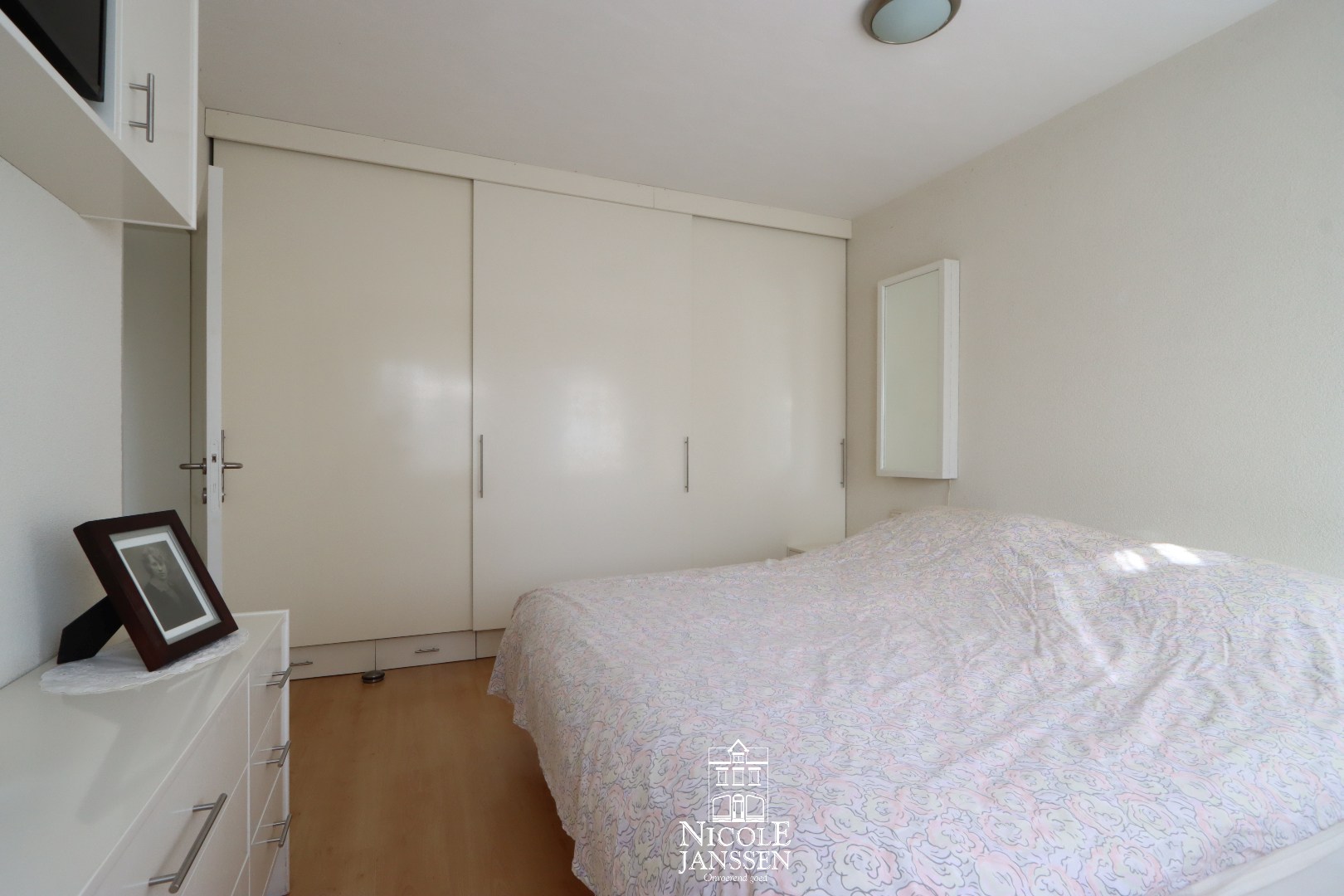 Grote slaapkamer met laminaatvloer 