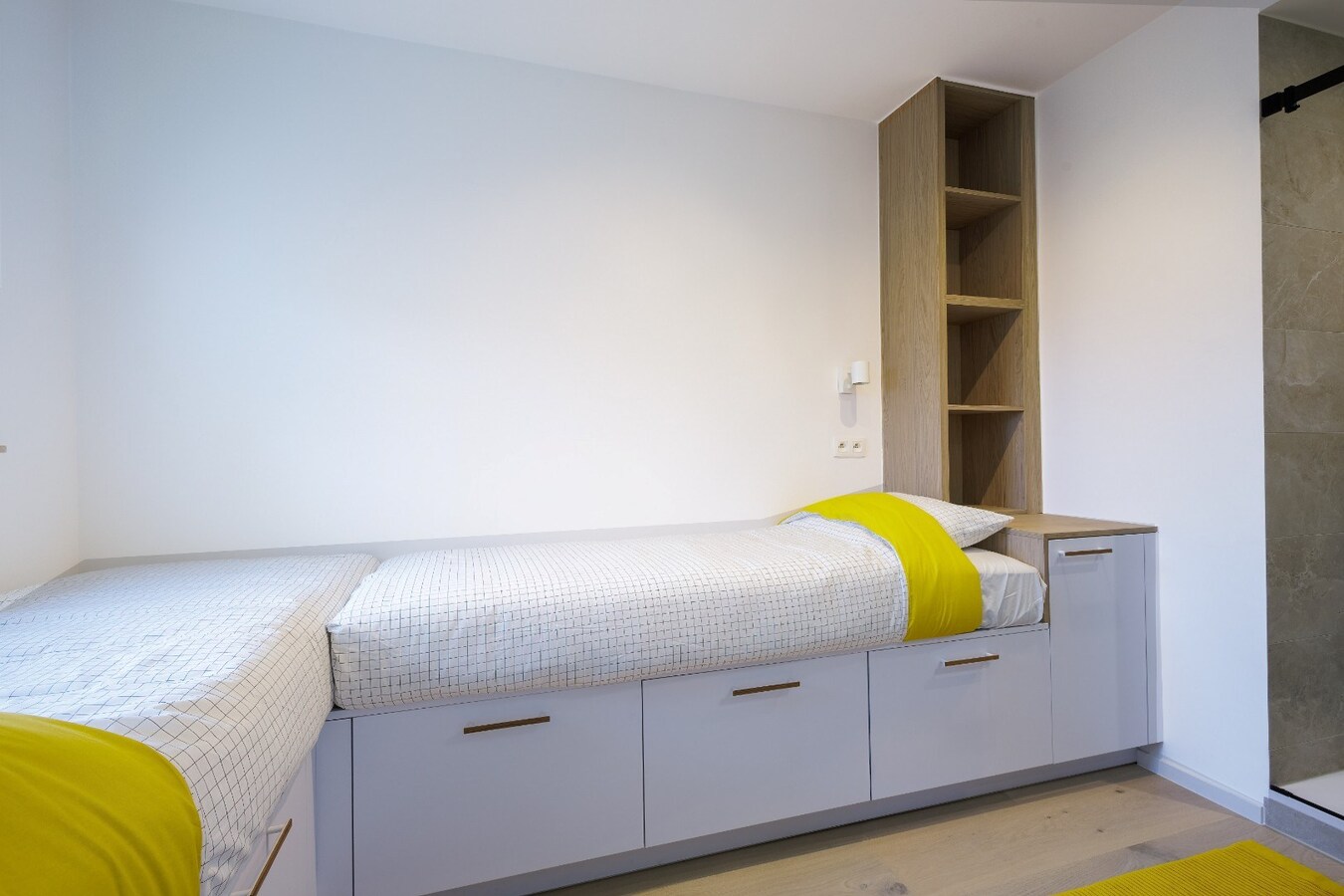 Volledig gerenoveerd hoekappartement met open zicht in exclusieve villaresidentie te Duinbergen 