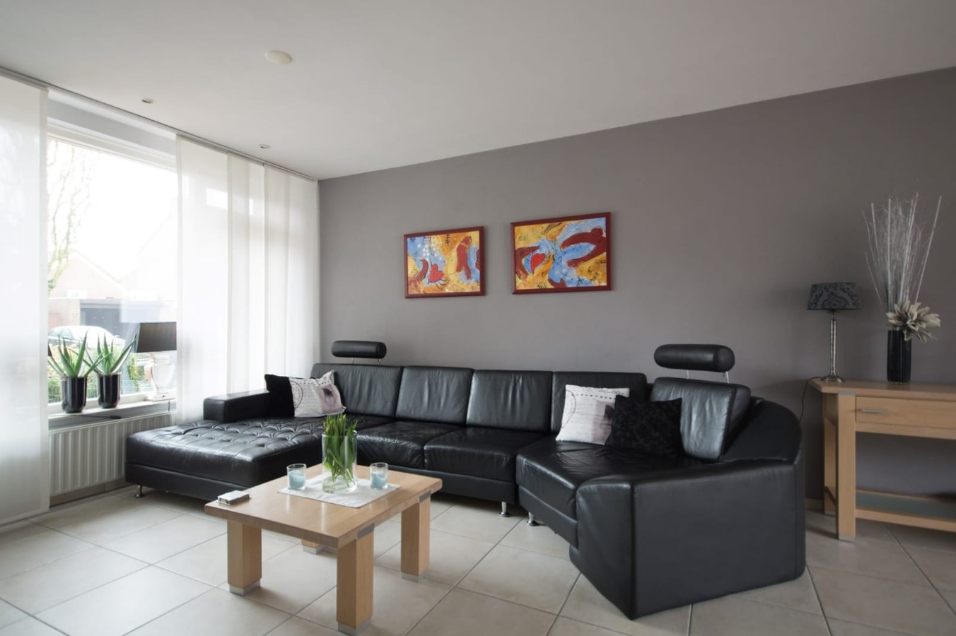 Sfeervolle en gunstig gesitueerde tweekapper met garage, berging en vrije achterom gelegen op 221 M². Deze woning ligt op loopafstand van het centrum van Hilvarenbeek. 