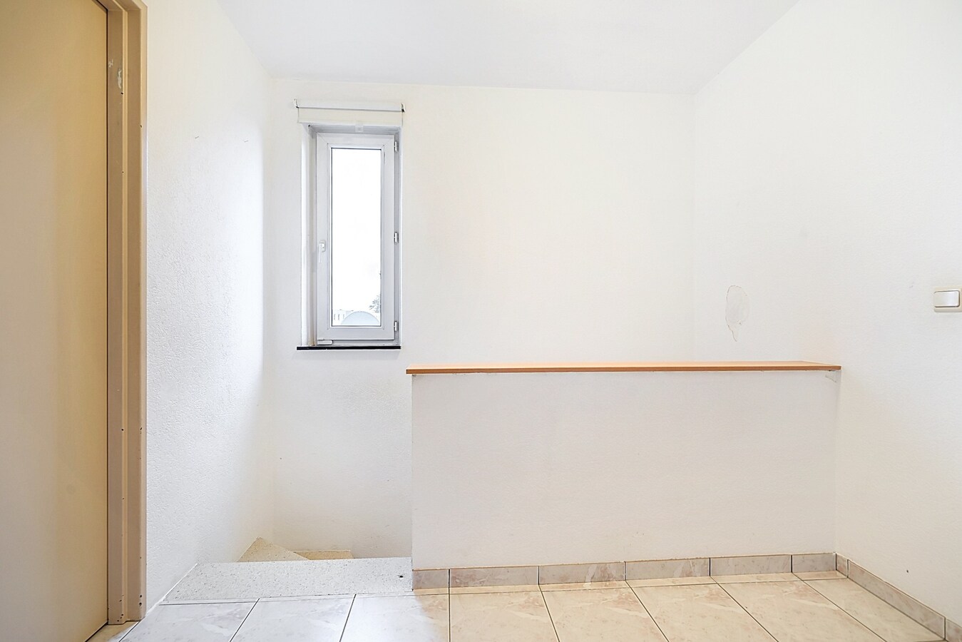 Woning met 3 (4) kamers, terras, tuintje, garage. 