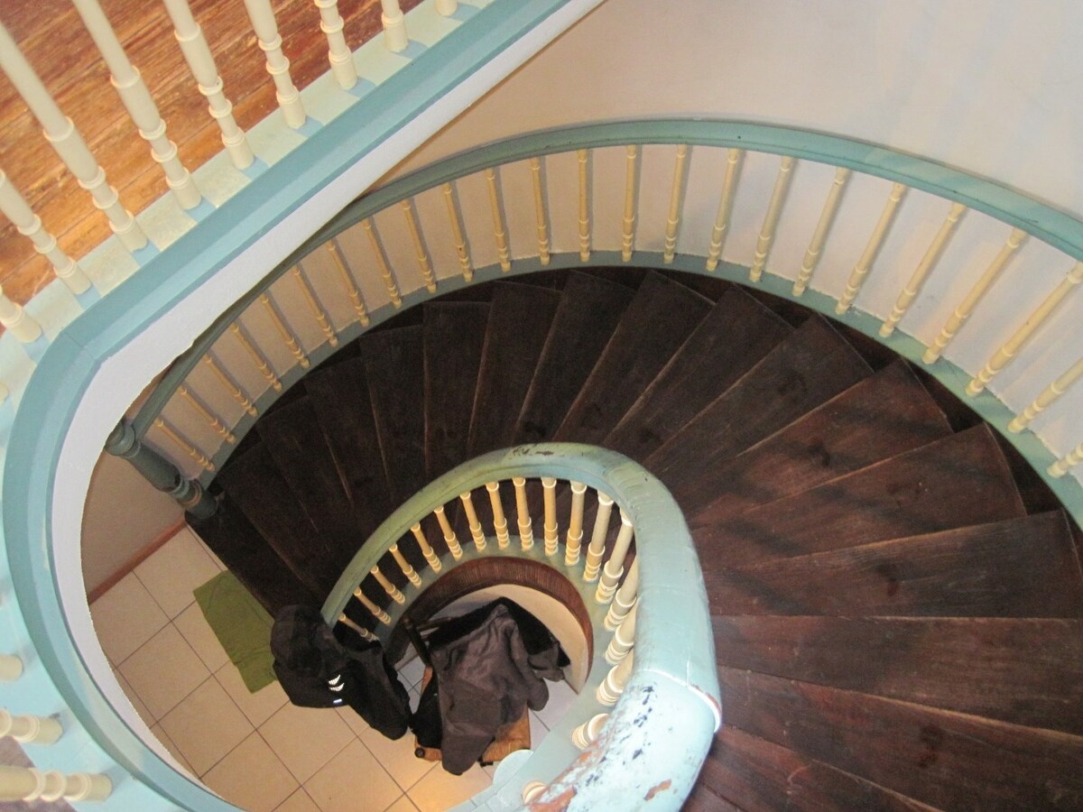 Bijzonder ruim gelijkvloers woonappartement. 