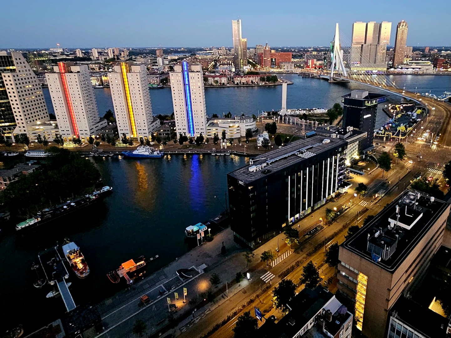Ultiem luxe wonen in de iconische The CoolTower met spectaculair uitzicht, royaal terras (34 m²) en moderne afwerking in het bruisende hart van Rotterdam! 