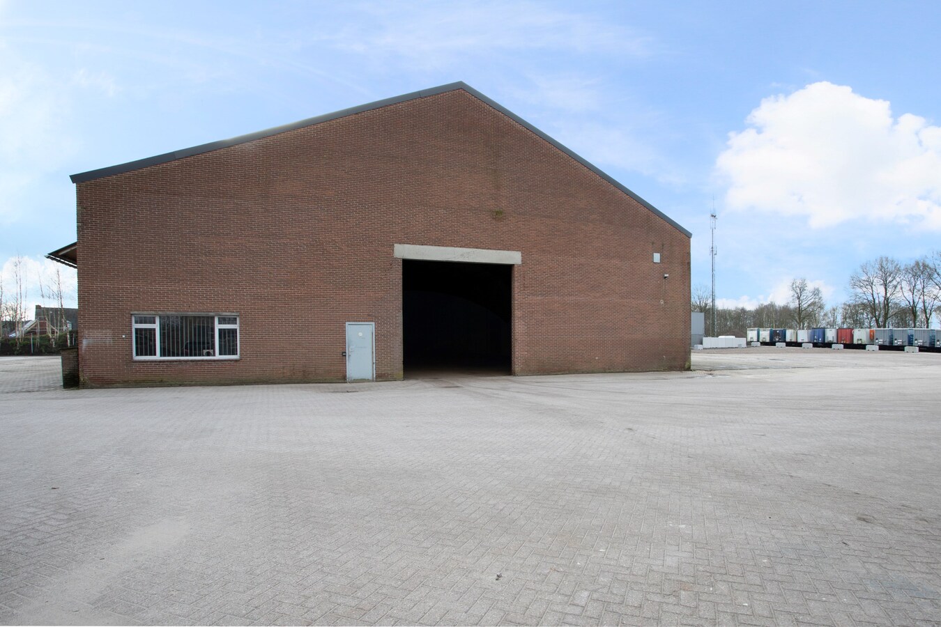 Te huur: “Opslag/overslaghal met buiten terrein”  aan de Rijt 31 te Luyksgestel, voorheen van KLG met buitenterrein. 