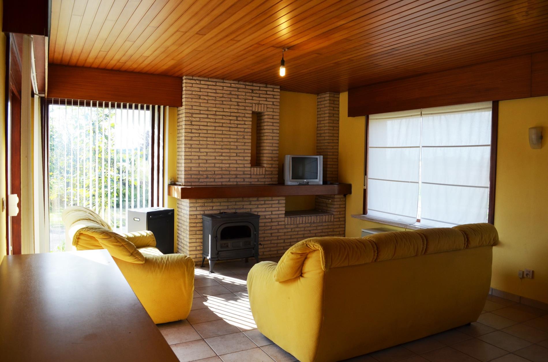 Te renoveren gezinswoning met 3 slpks, garage en tuin rustig gelegen te Bassevelde 