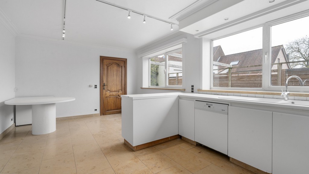 Bedrijfspand met optioneel woonst te huur in Dikkelvenne