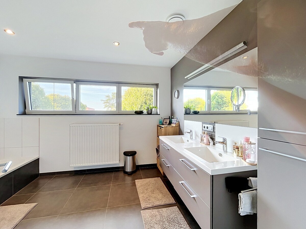 Recente halfopen woning met 3 ruime slaapkamers! 