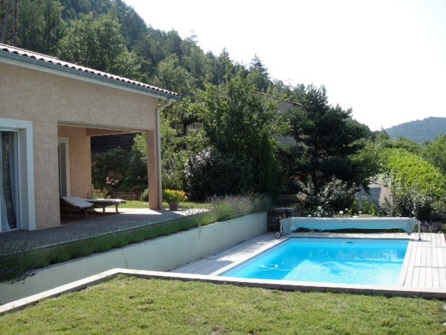 Eigentijdse villa omringd door wijngaarden 