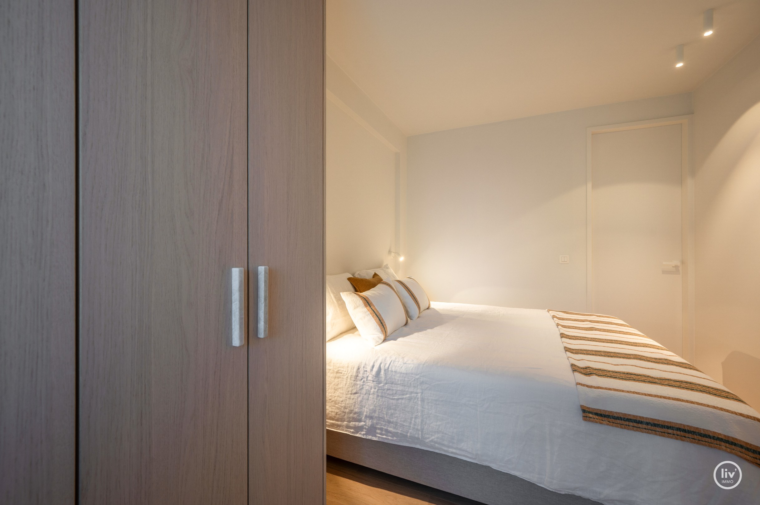 Luxueus gerenoveerd tweeslaapkamerappartement op toplocatie te Dumortierlaan. 