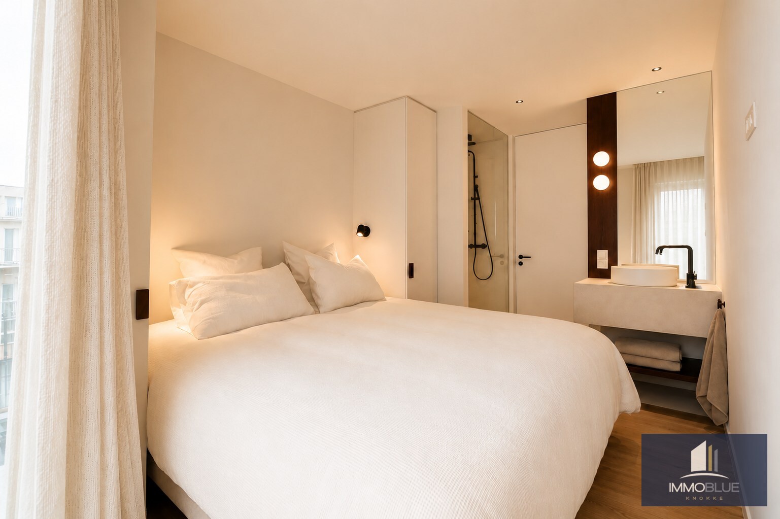 Appartement prestigieux entièrement rénové et fini avec des matériaux de haute qualité, situé à proximité de la place du Triangle. 
