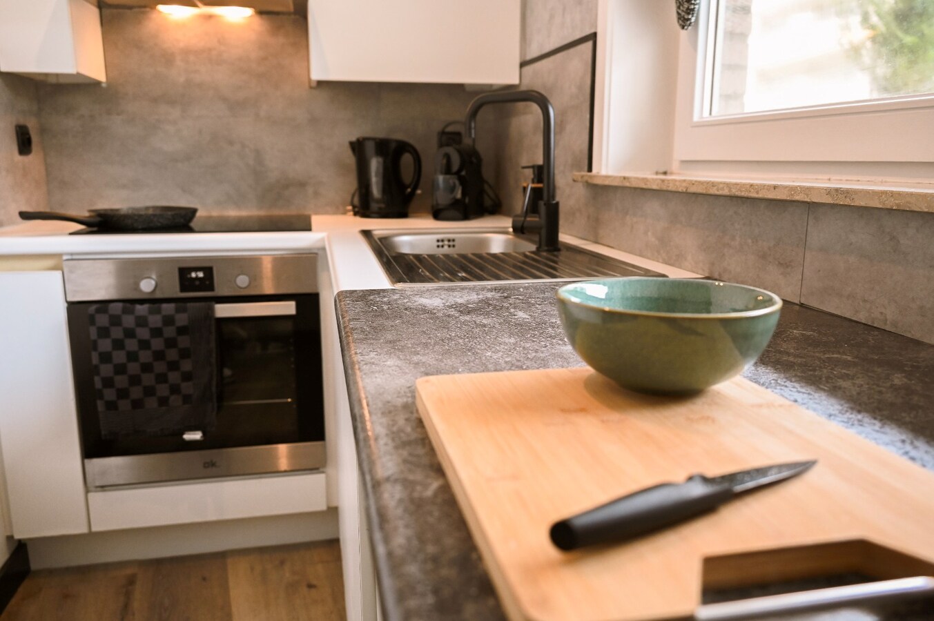 KNAP GELIJKVLOERS APPARTEMENT OP TOPLIGGING 