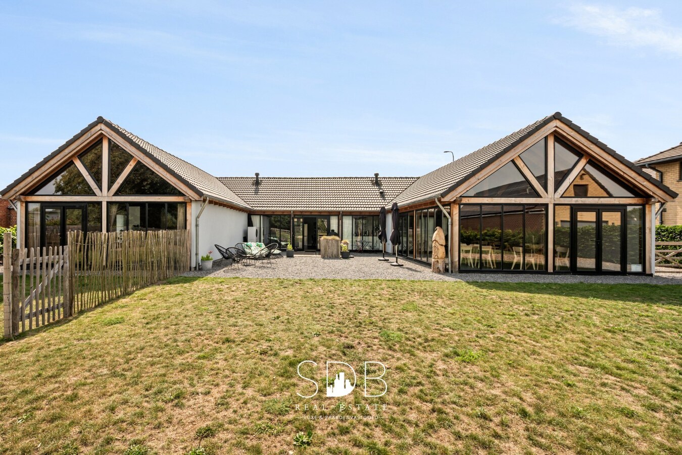 Charmante woning met aparte kantoorruimte op 14.569 m² 