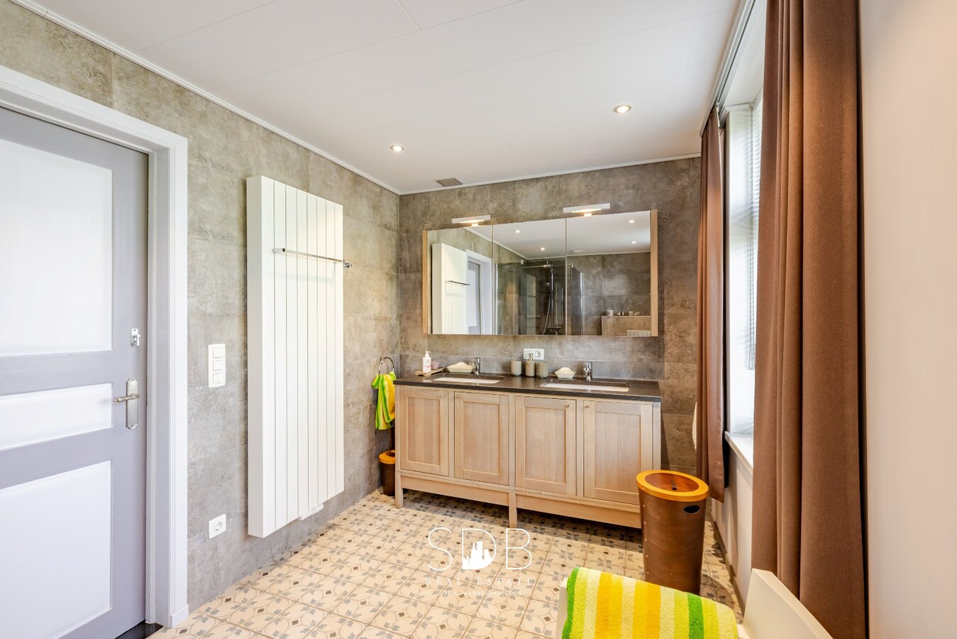 Landelijke woning met authentiek gastenhuis, stalgebouw, graslanden en buitenpiste op 20.285m² 