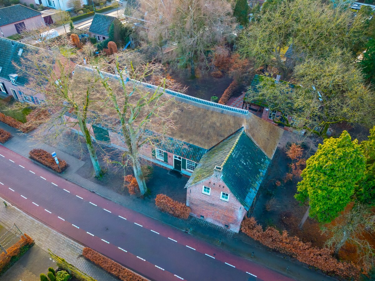 Imposante herenboerderij gelegen in het hart van Hoogeloon. 