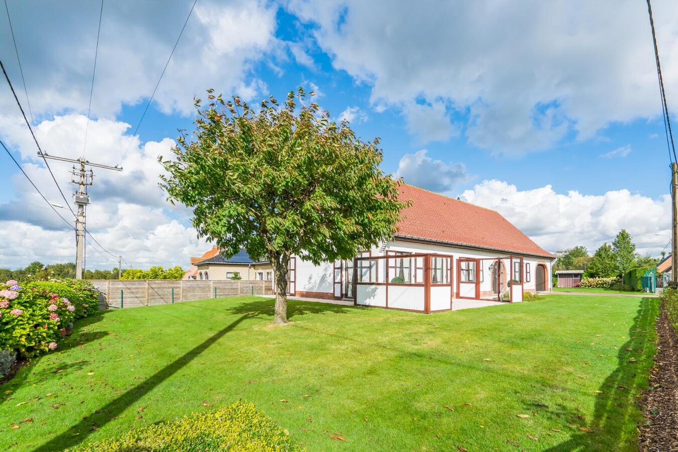 Rustig gelegen alleenstaande woning met 3 slaapkamers te Zerkegem 
