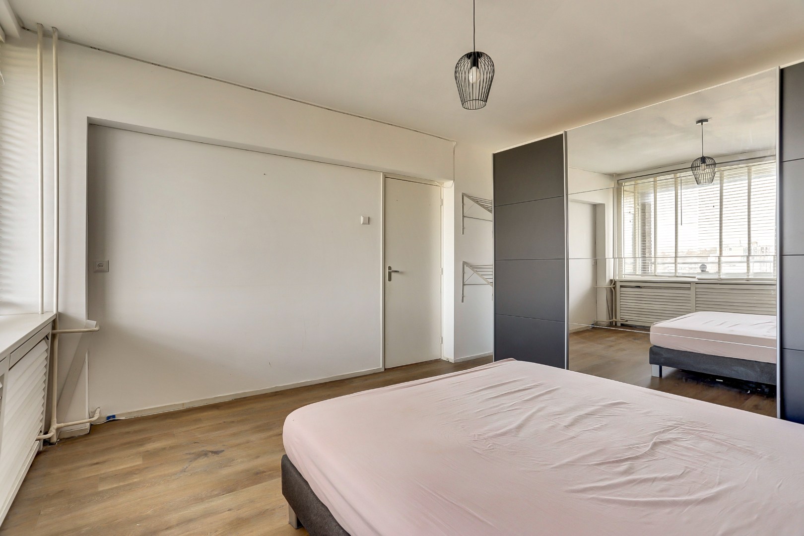 4-kamer appartement op de 6e verdieping met keurige keuken en badkamer, 2 balkons, berging in de onderbouw en gelegen op eigen grond! 