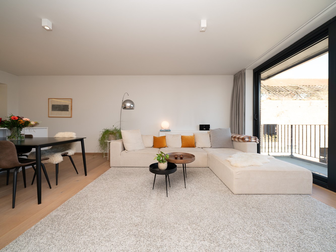 Recent 2-kamer appartement met terras, parking en kelder 