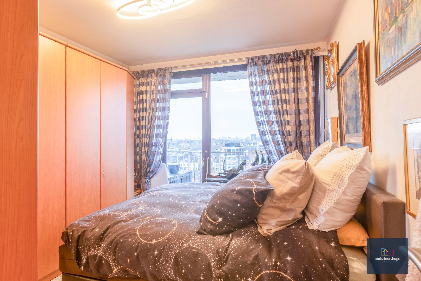 Ruim 2 slaapkamerappartement met garagebox nabij de Blaarmeersen 