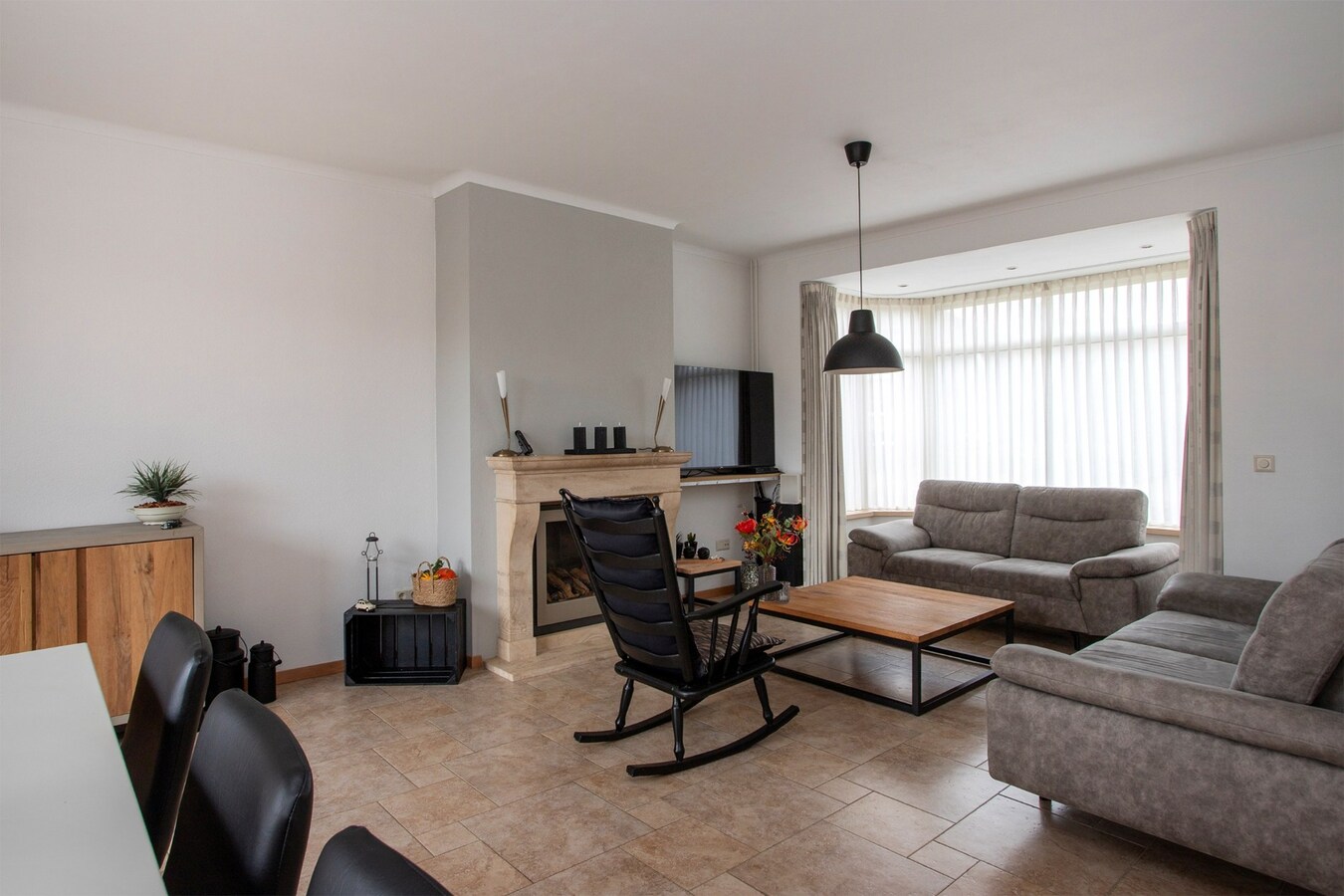 Vrijstaande, goed onderhouden woning met inpandige garage en multifunctionele ruimte, gelegen op een perceel van 312 m2. 