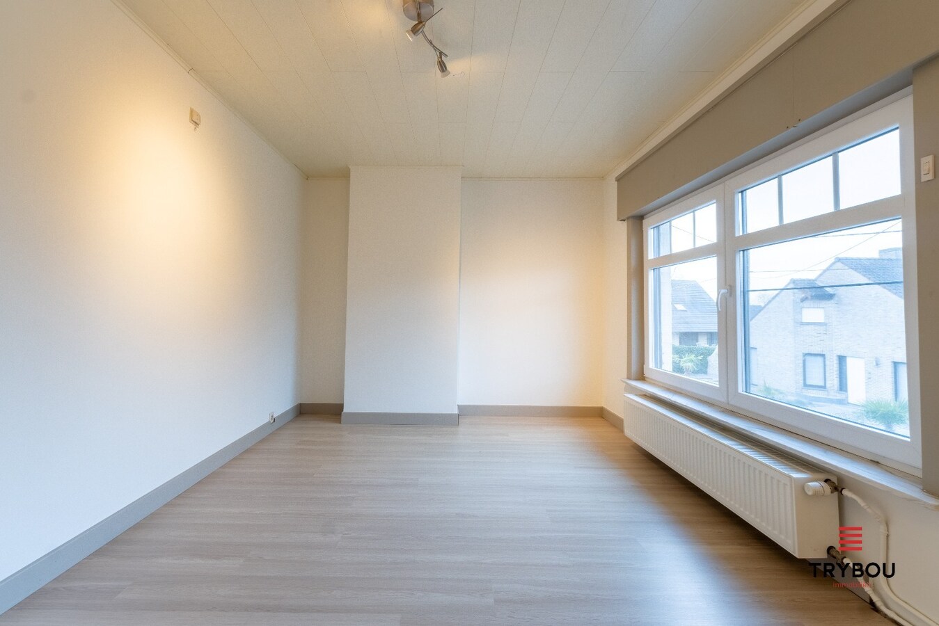Open bebouwing met een uitzonderlijk ruim perceel in Houthulst! 