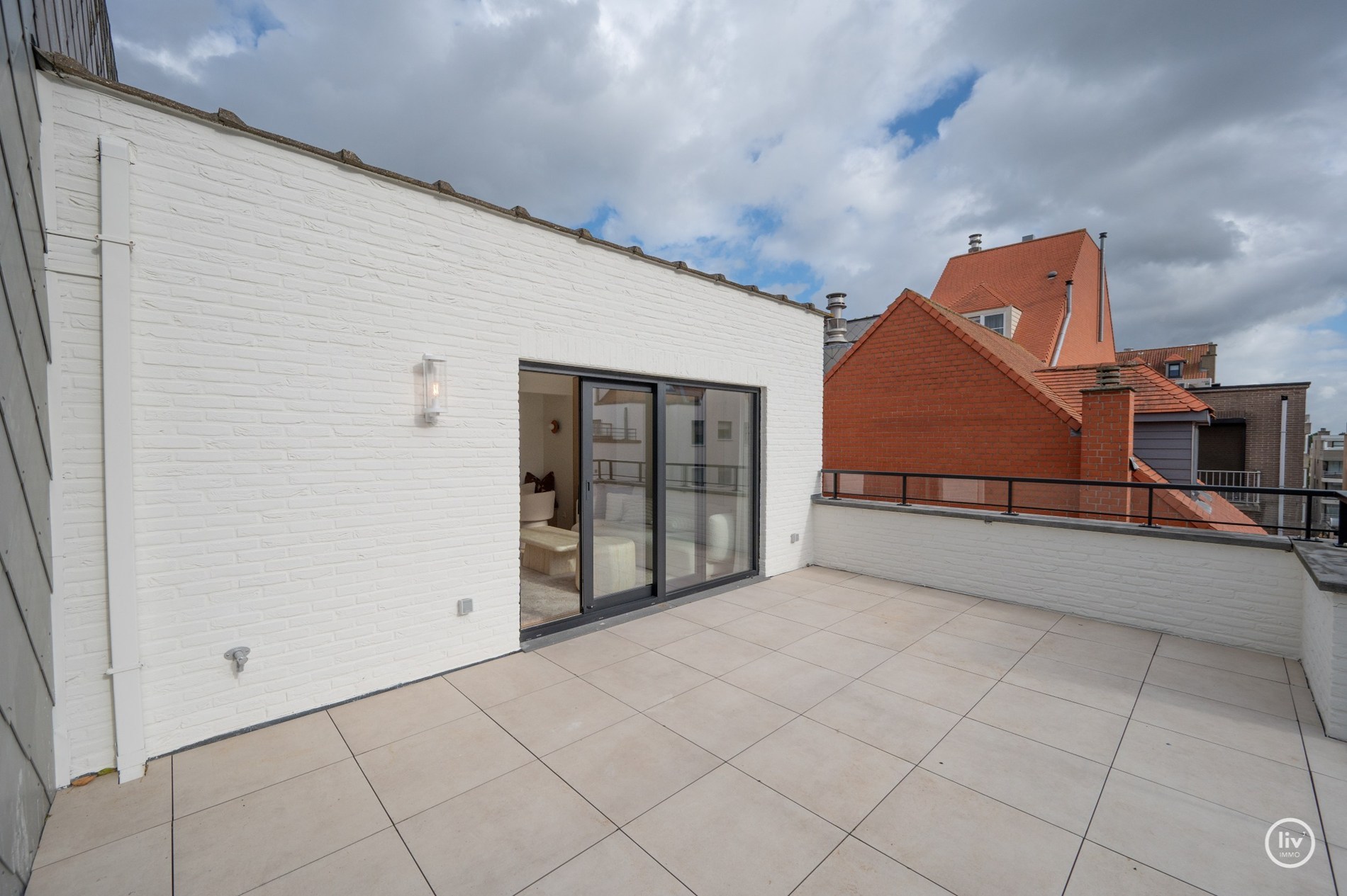 Gerenoveerd penthouse met 2 slaapkamers centraal gelegen op de August Dansestraat te Knokke. 
