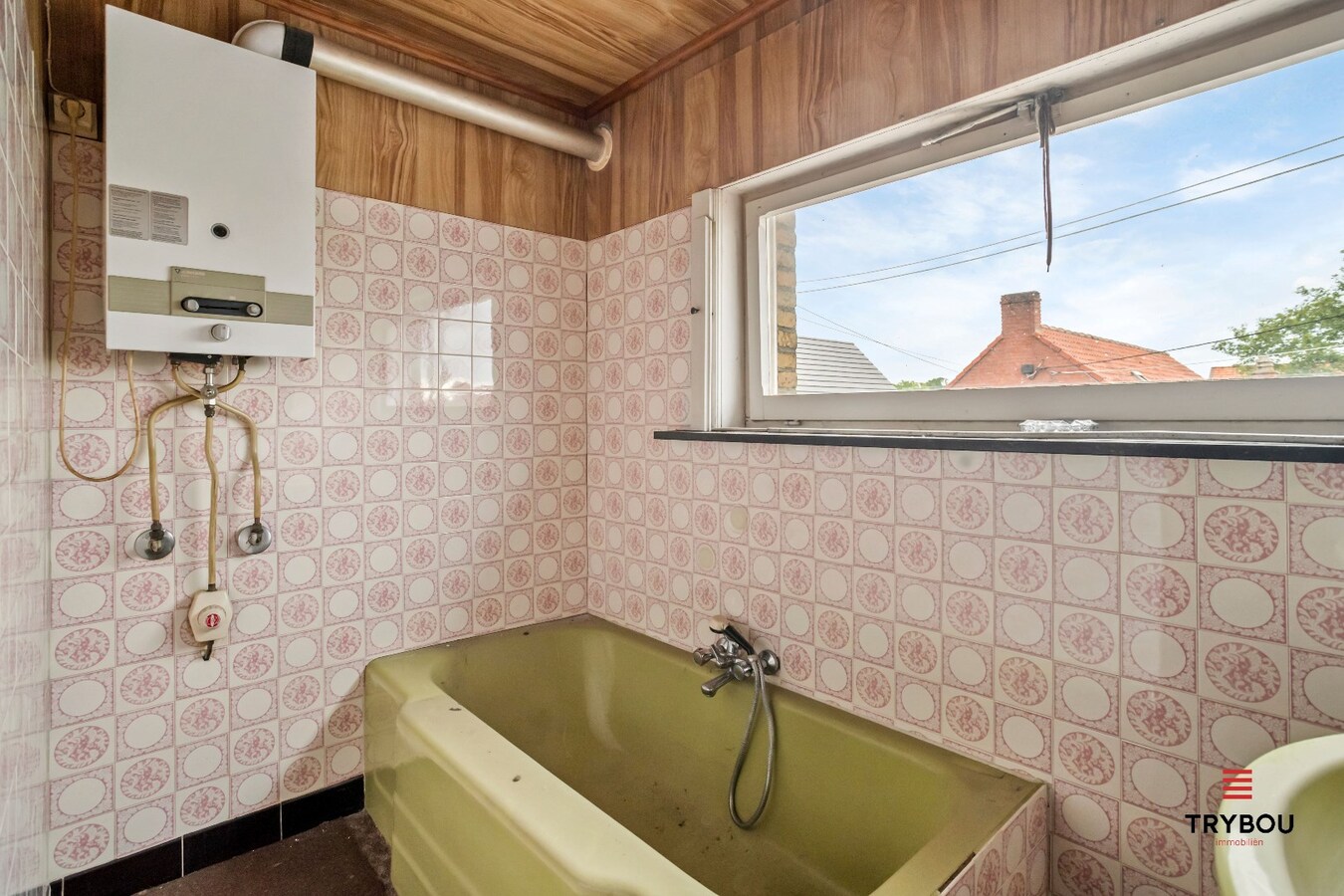 Centraal gelegen, halfopen woning met kleine loods en garage. 