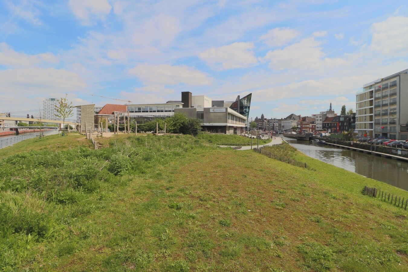 TOPPER !! Prachtig ruim 1 slaapkamer appartement aan de vernieuwde Leieboorden ! 