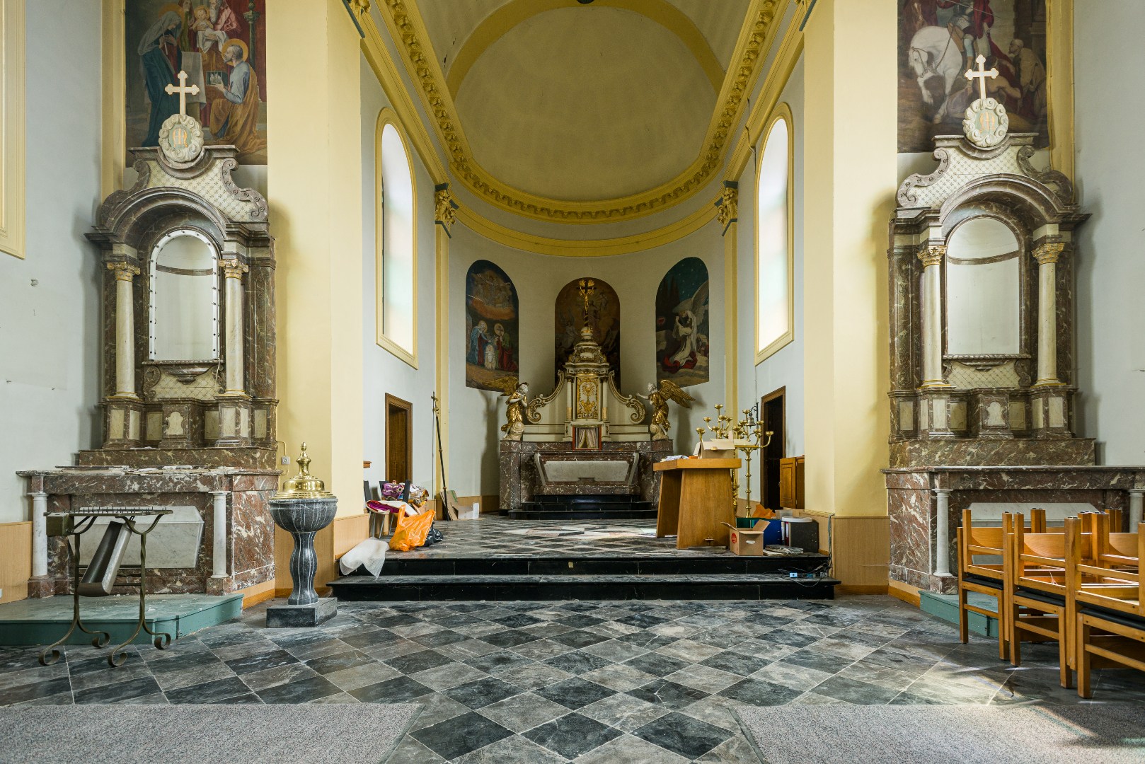 kerk vooraan met altaar