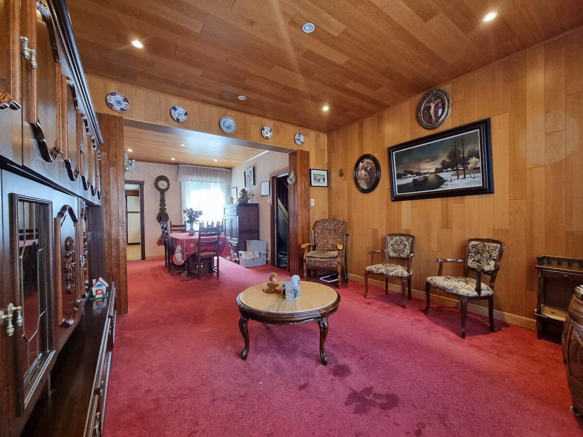 Te moderniseren woning op centrale ligging te Heist 