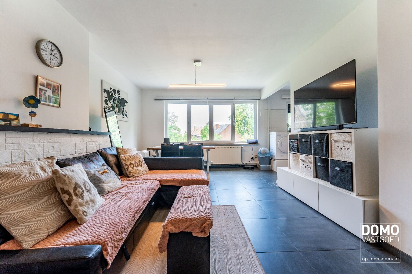 RUIM APPARTEMENT MET 2 SLAAPKAMERS, 2 ZOLDERKAMERS EN 2 GARAGES TE RUNKST 