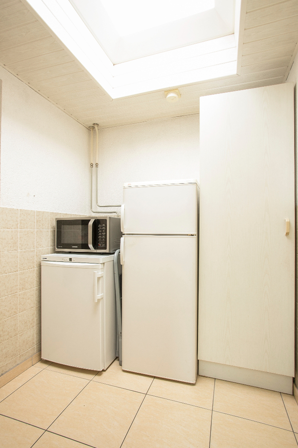 Hoekwoning met garage, carport, overkapping en bergingen gelegen op 326m2 in het centrum van Bladel. 