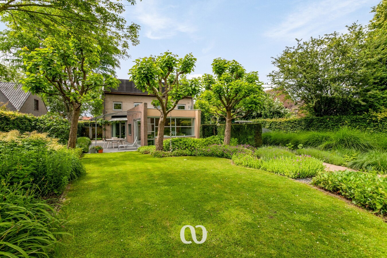 Ruime woning met prachtige tuin en bijgebouw te koop in Oudenaarde 