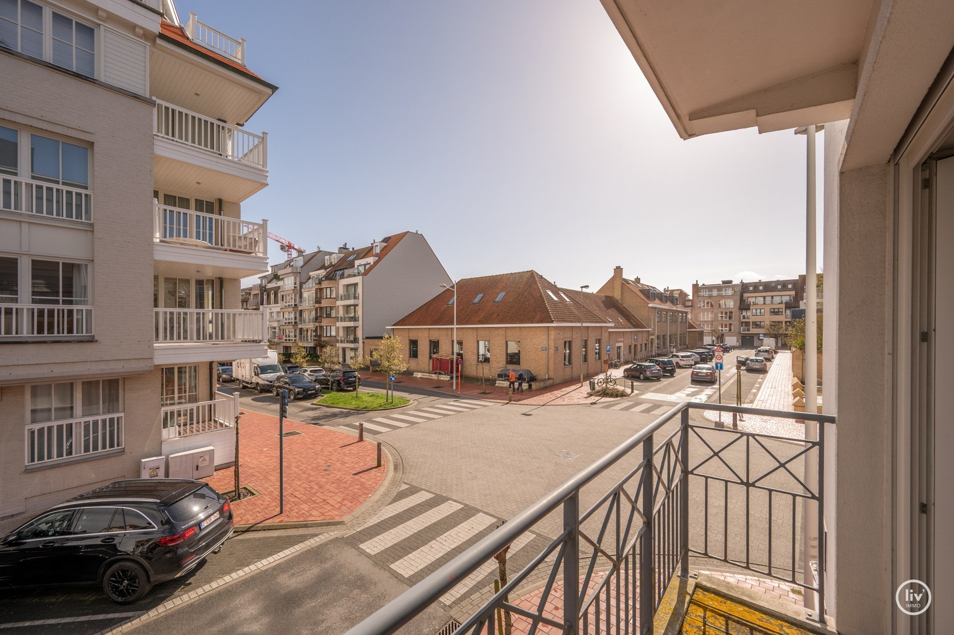 Zonnig HOEKappartement gelegen op de Van bunnenlaan met zicht op de Heilighart kerk te Knokke. 