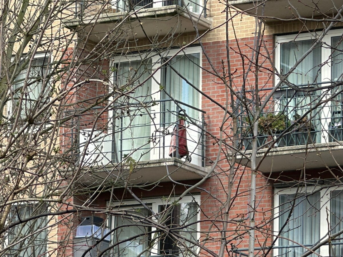 Lichtrijke serviceflat met zonnig terras, privé parking 