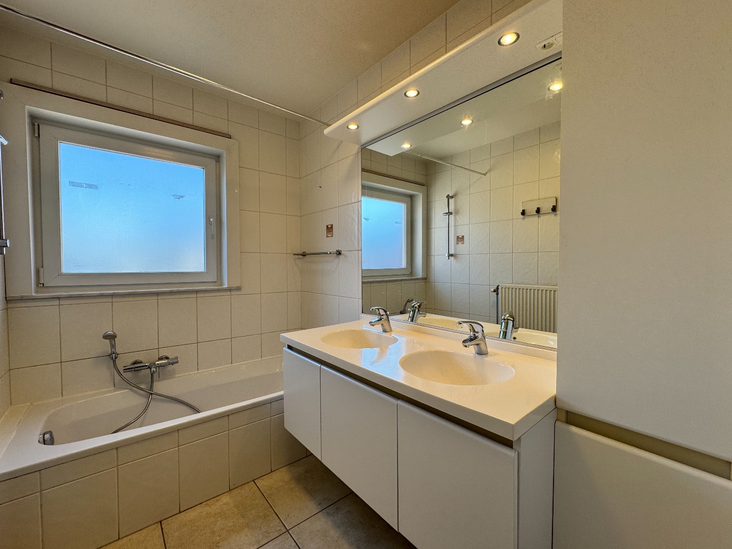Appartement op de eerste verdieping met terras en garage te Zulte. 