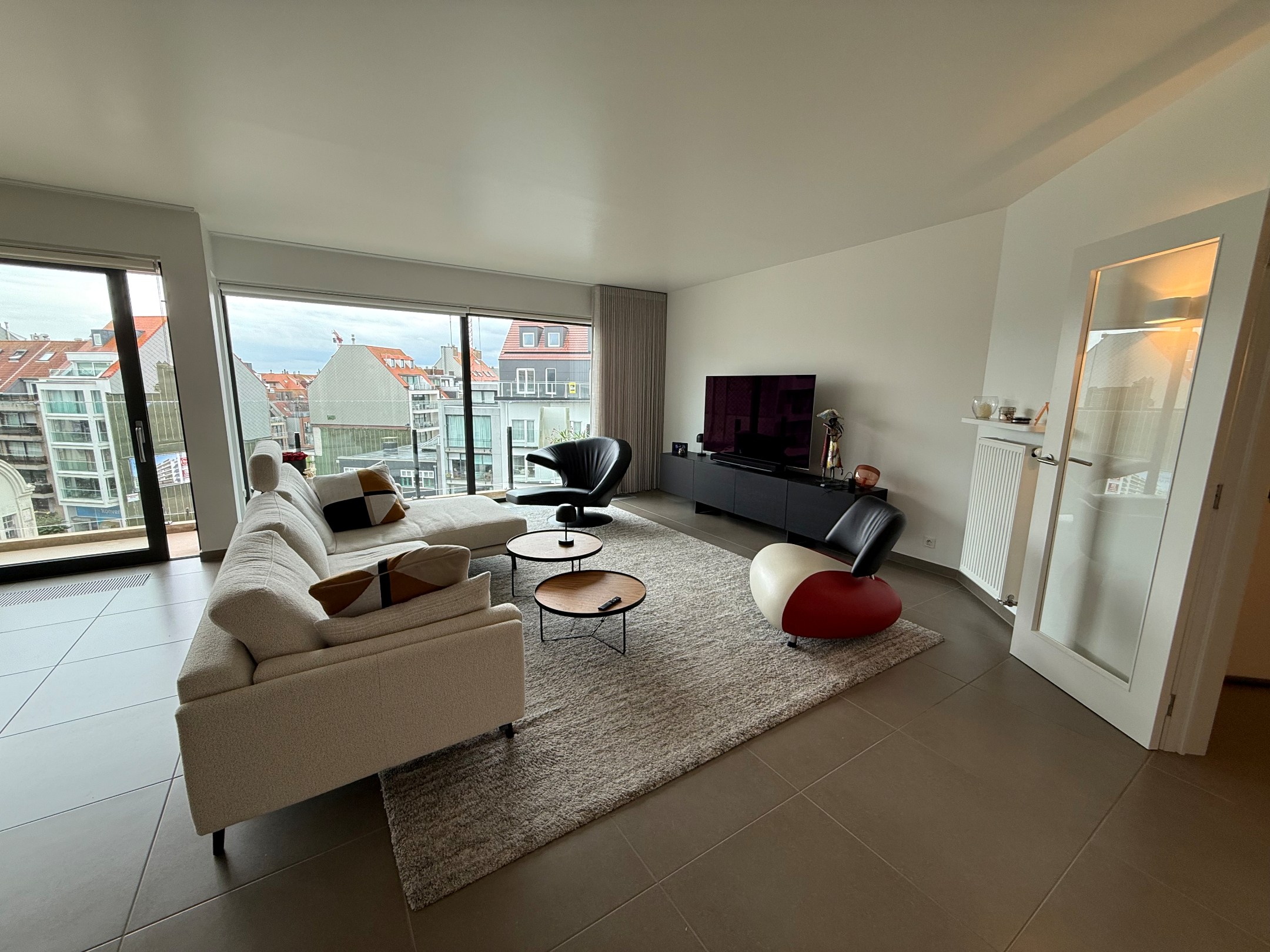 ONGEMEUBELD - Prachtig woonappartement met aangename terrassen en parking in het gebouw. Huur op VENNOOTSCHAP is mogelijk. 