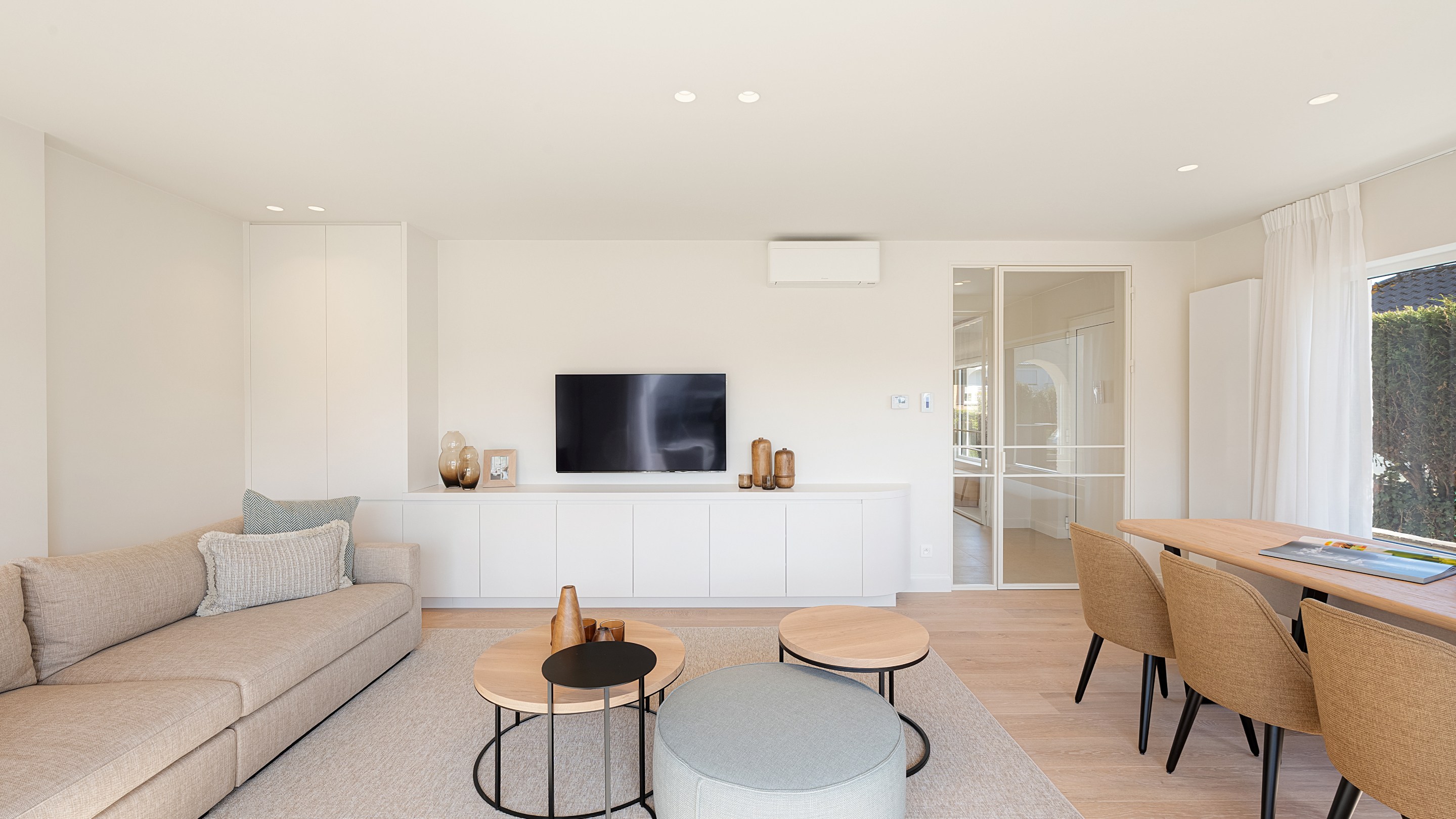 Op een uitmuntende locatie in Duinbergen, op wandelafstand van het strand en de duinen, bevindt zich deze prachtig en hoogwaardig gerenoveerde koppelvilla. 