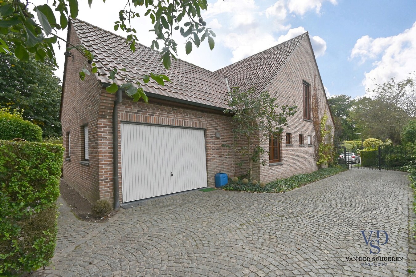 Bijzonder degelijke en ruime villa in doodlopende straat 